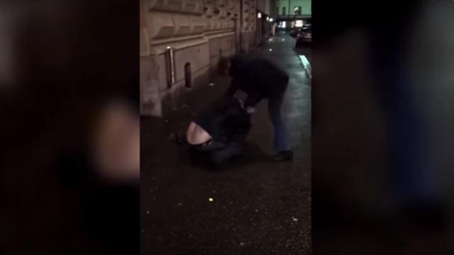 Адское видео, на котором экс-коуч «Авангарда» мочит лежачего анонимуса возле стрип-клуба