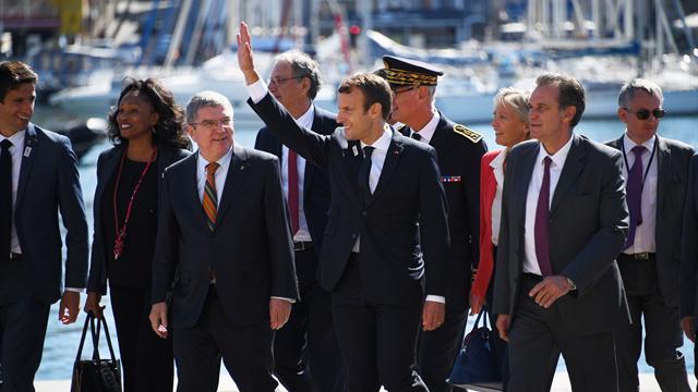 Bain de foule pour Macron sur le site de voile à Marseille