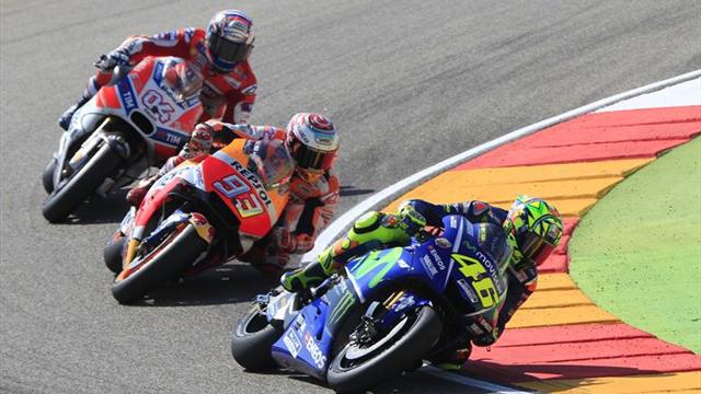 Rossi asegura en tono irónico que a lo mejor Pedrosa tendría que correr solo