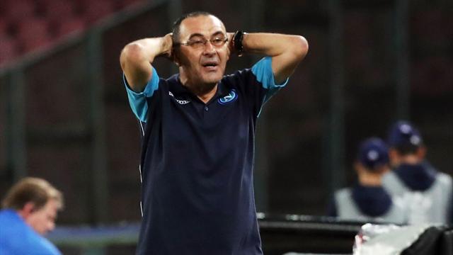 Sarri, infuriato dopo il gol del Feyenoord, prende a pugni una panchina Sarri, infuriato dopo il gol del Feyenoord, prende a pugni una panchina