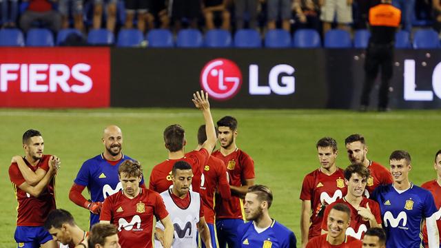 El ambiente mejora: Piqué, menos silbidos en Alicante que en Las Rozas