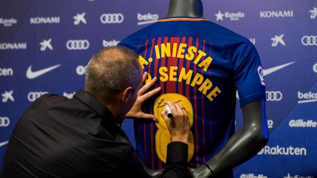 Iniesta renueva de por vida y defiende a Piqué: "Lo ideal sería que no hubiera pitos"
