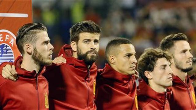 Piqué divide a la grada del Rico Pérez con pitos y aplausos
