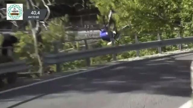 Giro de Lombardía: La espeluznante caída de Laurens De Plus que quedó en un susto Giro de Lombardía: La espeluznante caída de Laurens De Plus que quedó en un susto