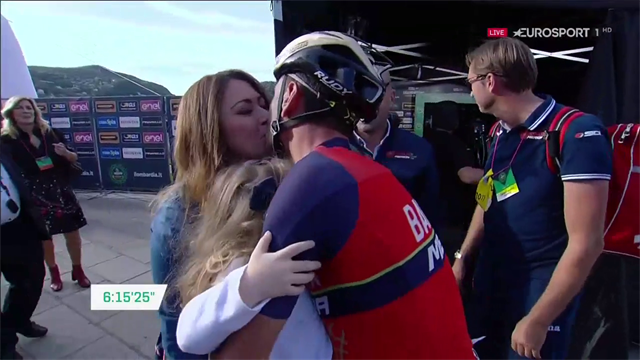 Vincenzo Nibali festeggia così: abbraccio e bacio e moglie e figlia Vincenzo Nibali festeggia così: abbraccio e bacio e moglie e figlia