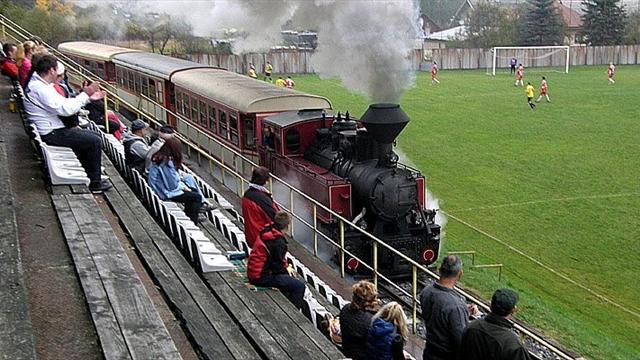 Tra fortezze e treni a vapore: i 10 stadi più strani del mondo Tra fortezze e treni a vapore: i 10 stadi più strani del mondo