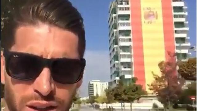 Ramos presume de españolidad y se graba con la bandera más grande Ramos presume de españolidad y se graba con la bandera más grande