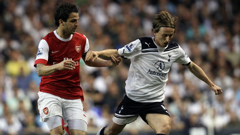 Luka Modric face à Cesc Fabregas lors d'un match entre Tottenham et Arsenal, en avril 2011