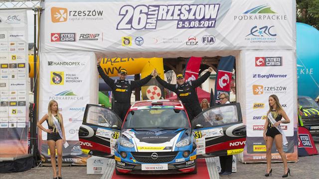 Zawada reste dans la course au titre