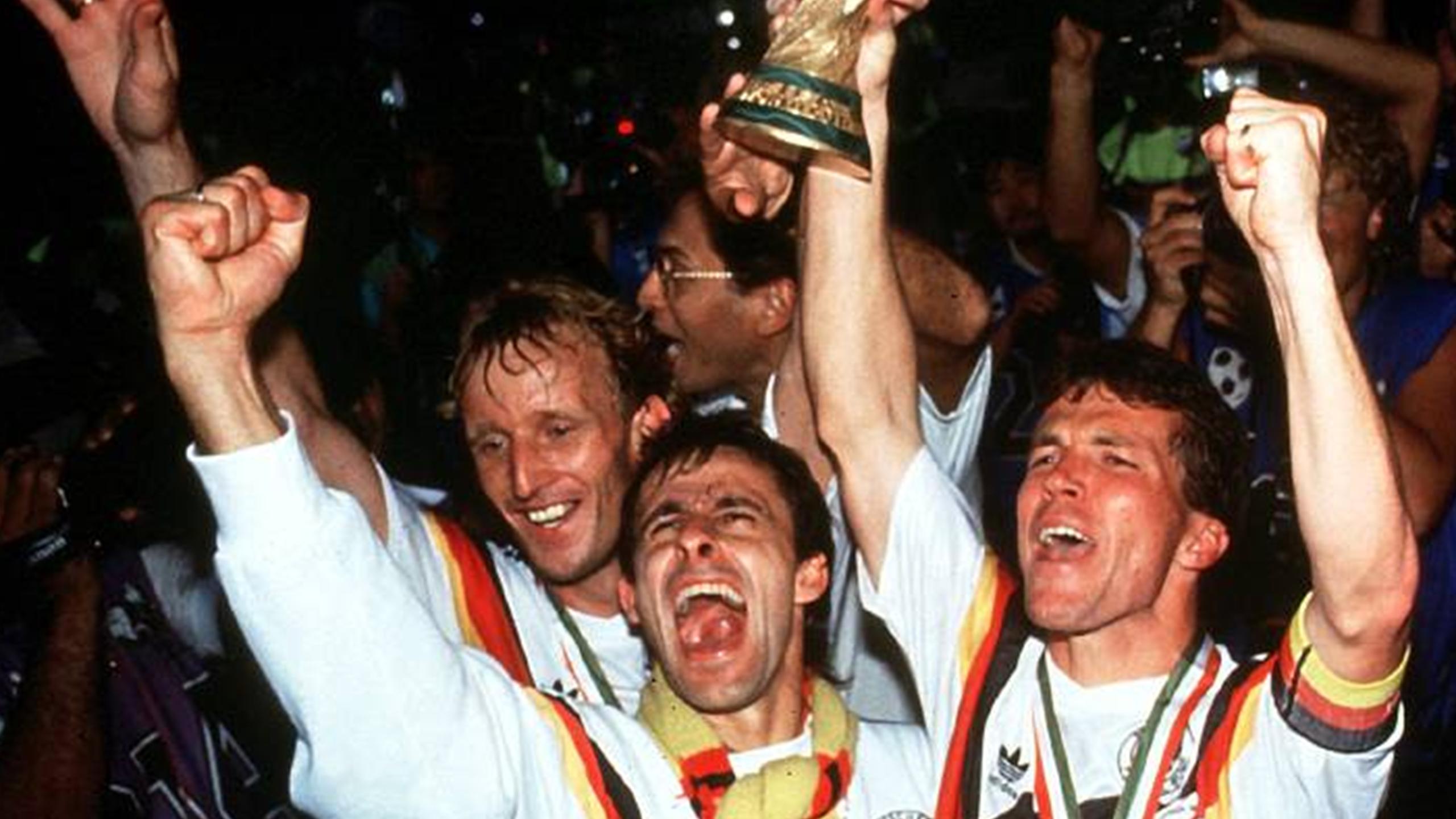 1990 Alemania gana el triplete a la italiana Historia de los