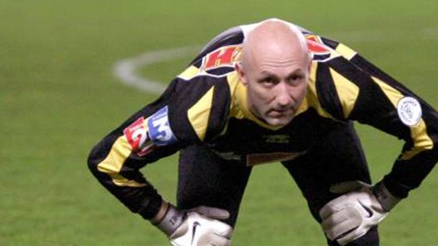 Barthez is Nantes penalty hero