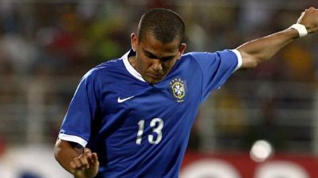 Alves courts Chelsea move