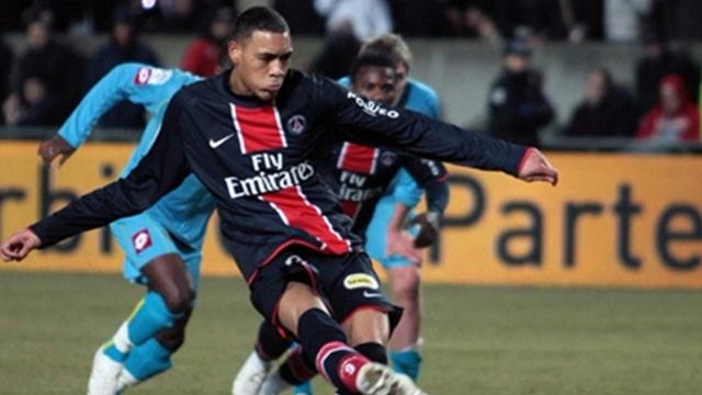 Paris reste au contact