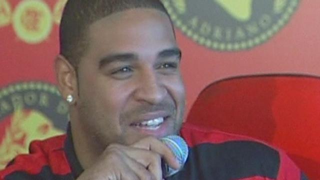 Adriano vuelve a las andadas