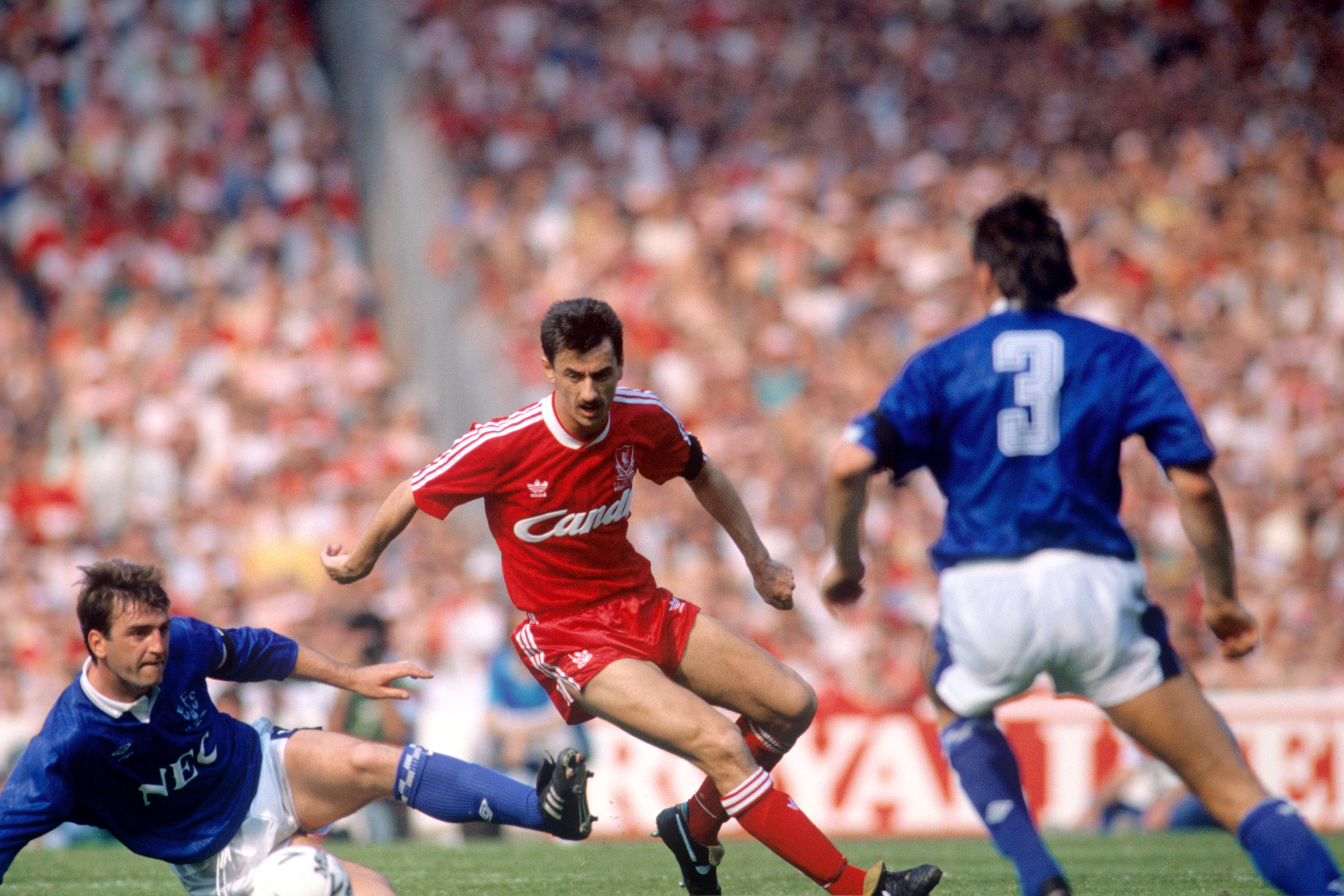 Liverpool's Ian Rush (c) takes on Everton's Kevin Ratcliffe (l) and Pat van den Hauwe (r) 