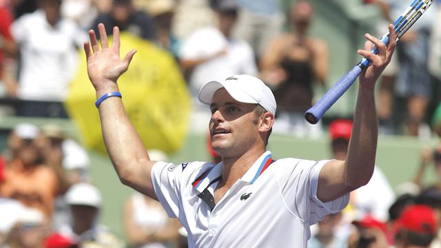 Roddick persiste et signe
