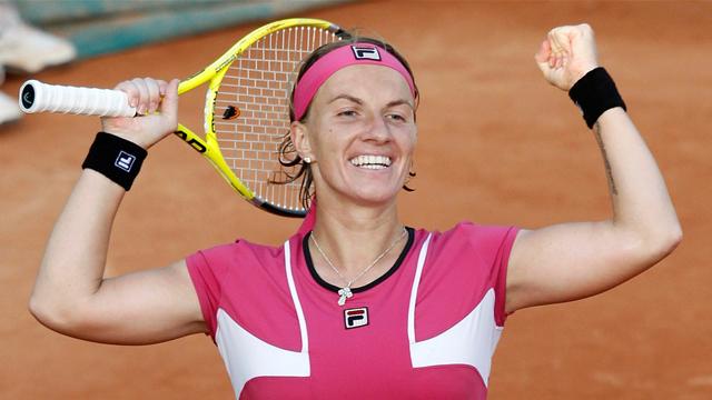 Kuznetsova survives scare in Paris