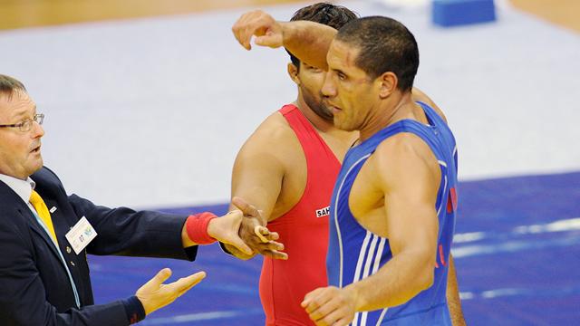 Aussie wrestler loses silver for middle finger salute