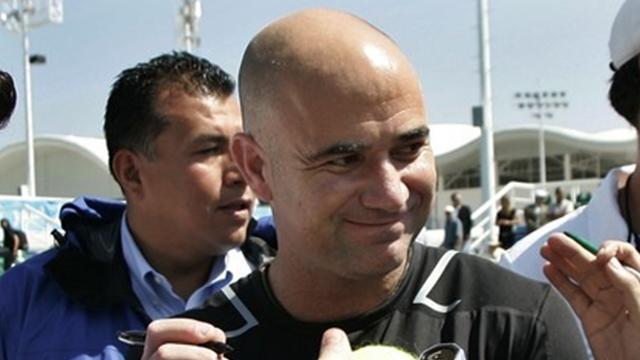 Agassi fait l'éloge de la terre battue