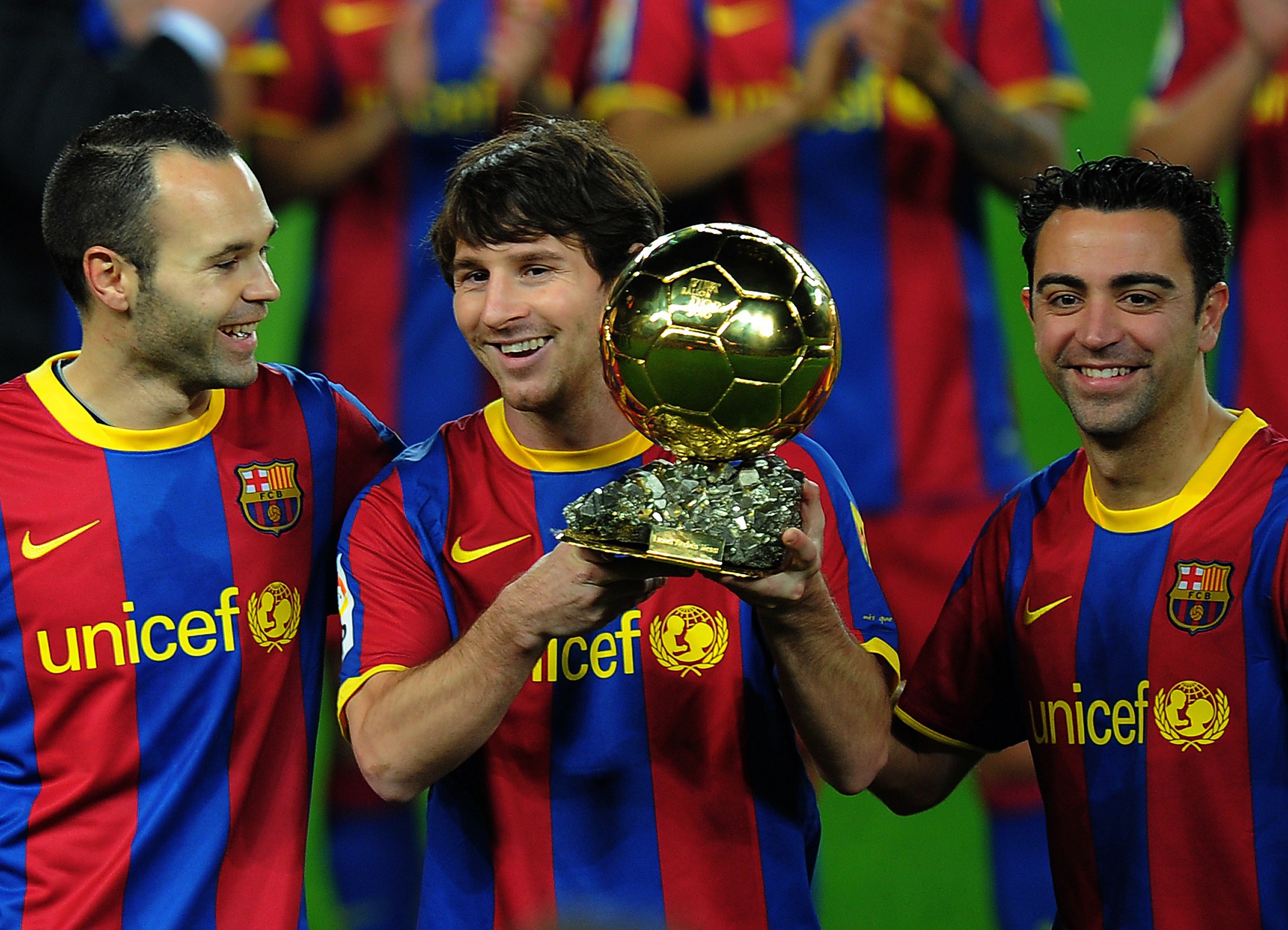Iniesta et Xavi accompagnent Messi et son Ballon d'Or en 2011