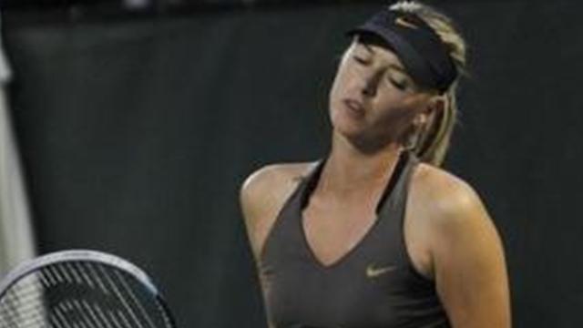 La caviglia tradisce la Sharapova