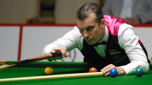 Davis wins Six-reds world title