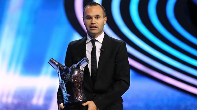 Iniesta devant Messi et Ronaldo
