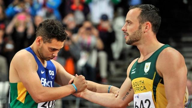 Oliveira stuns Pistorius in Paralympic 200m