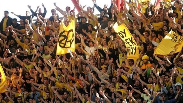 L'AEK Athènes perd trois points à cause de ses fans