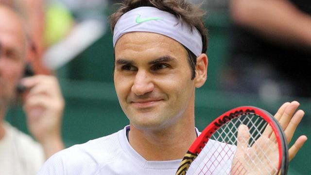 Federer vence a Youznhy e iguala a McEnroe en títulos
