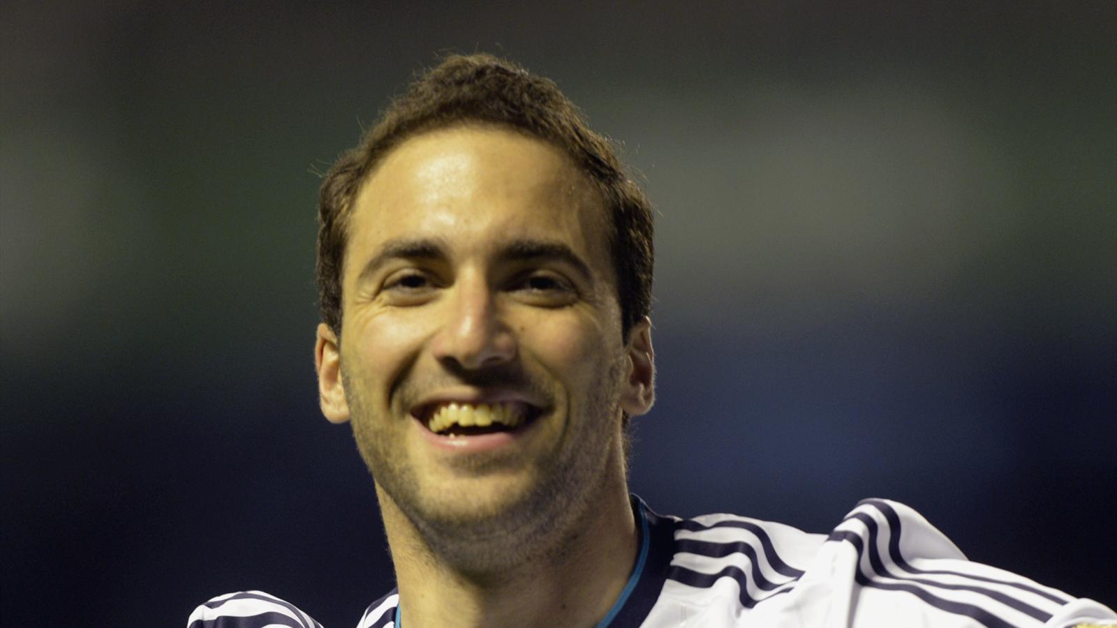 Higuain moves closer to Arsenal switch - Premier League ...