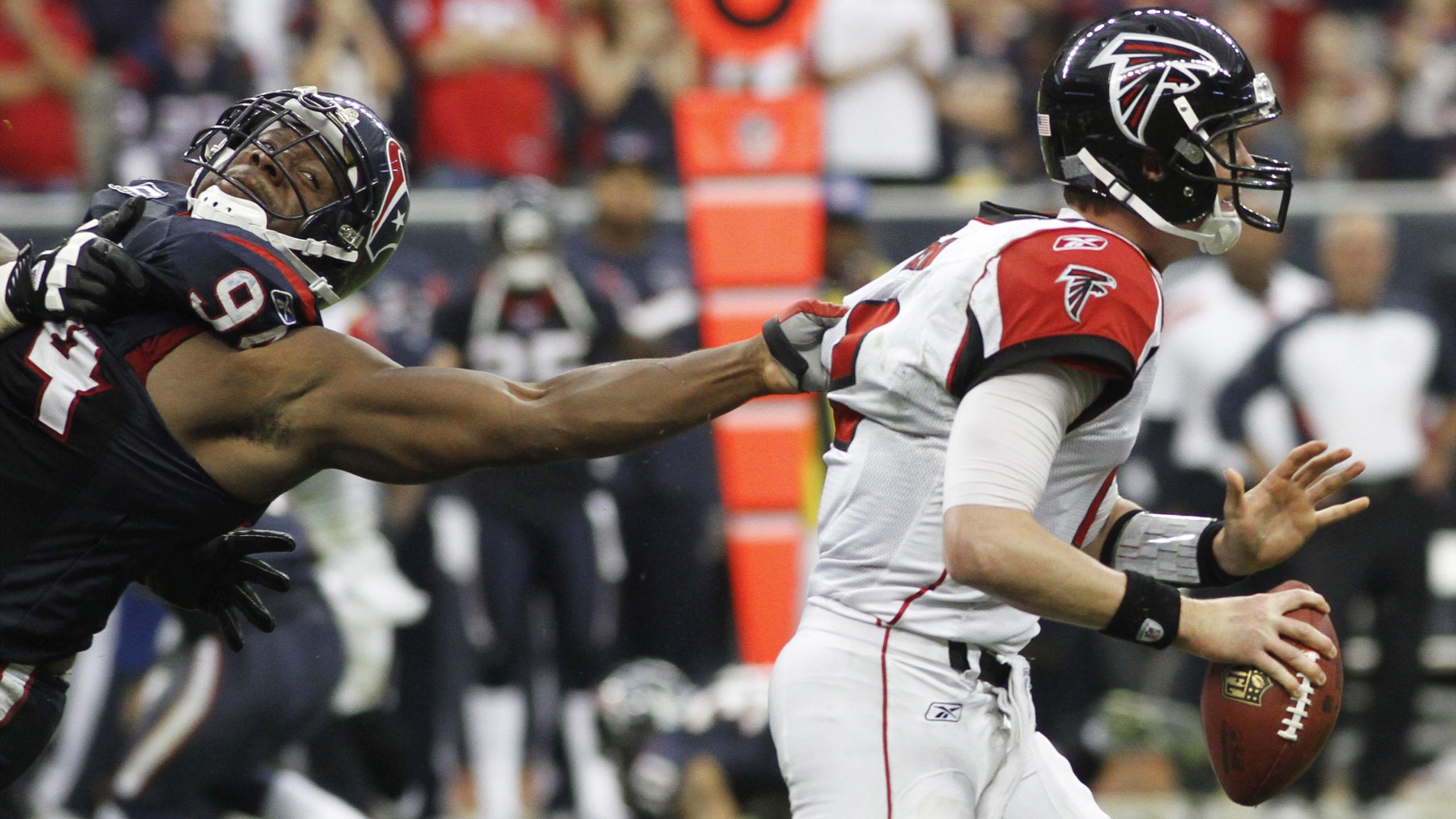 Texans' Smith suspended after helmet swinging incident Eurosport