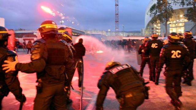 Fra incidenti ed invasioni di campo, follia nelle amichevoli Cagliari-Pogon e Brescia-Vojvodina