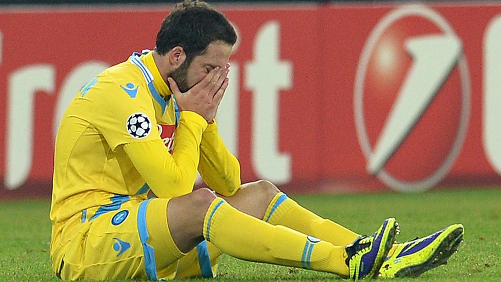 Gonzalo Higuain in lacrime dopo Napoli-Arsneal 2-0 in Champions League 2013/14. Dodici punti non bastano al Napoli per passare il girone