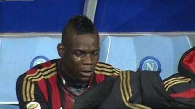 Balotelli, llorando en el banquillo del Milan