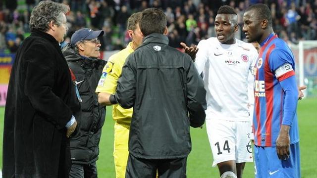 Pour faire annuler un but, ils ont tout essayé, même l'arbitrage vidéo sur portable