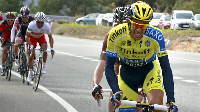 El gesto de campeón de Alberto Contador con Xavi Tondo