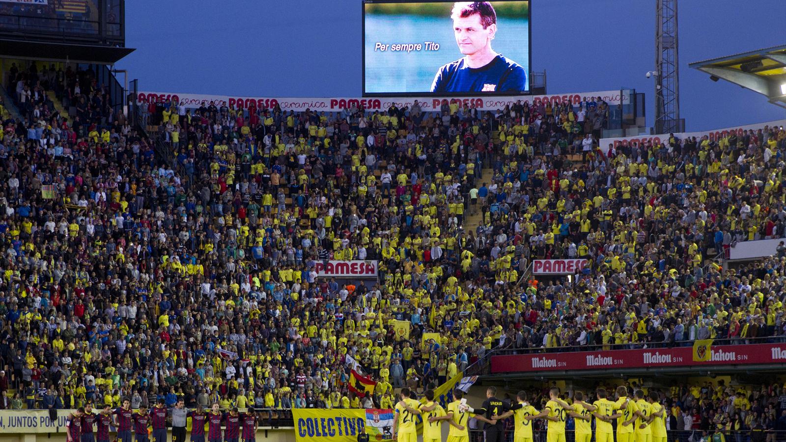 Les joueurs de Barcelone et de Villarreal observent une minute de silence en hommage à Tito Vilanova