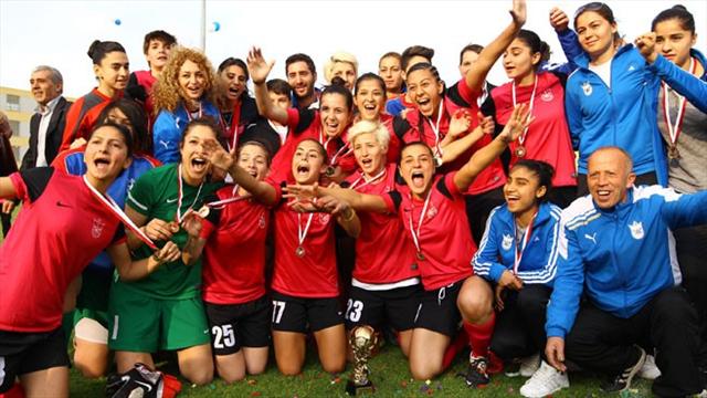 Kadınlar futbolda şampiyon Konak Belediyespor