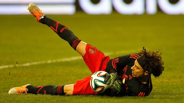 Les 23 Mexicains avec Ochoa et Chicharito