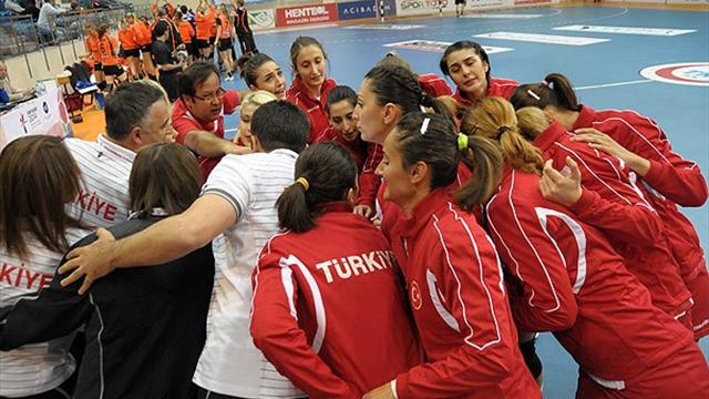 A Milli Bayan Hentbol Takımı İzmir'de kampa girdi