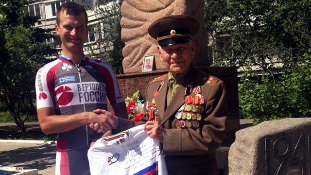 Велогонщик Иван Ковалев отдал призовые деньги ветерану ВОВ