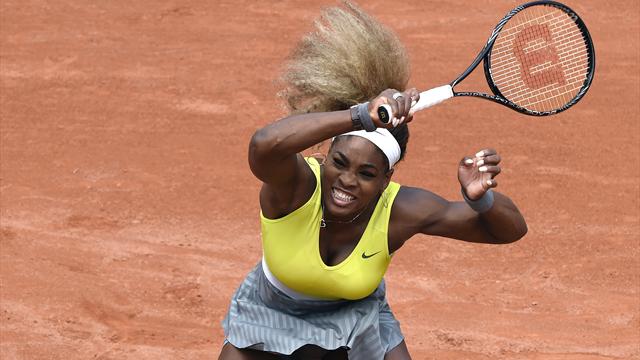 Serena prend une gifle et la porte