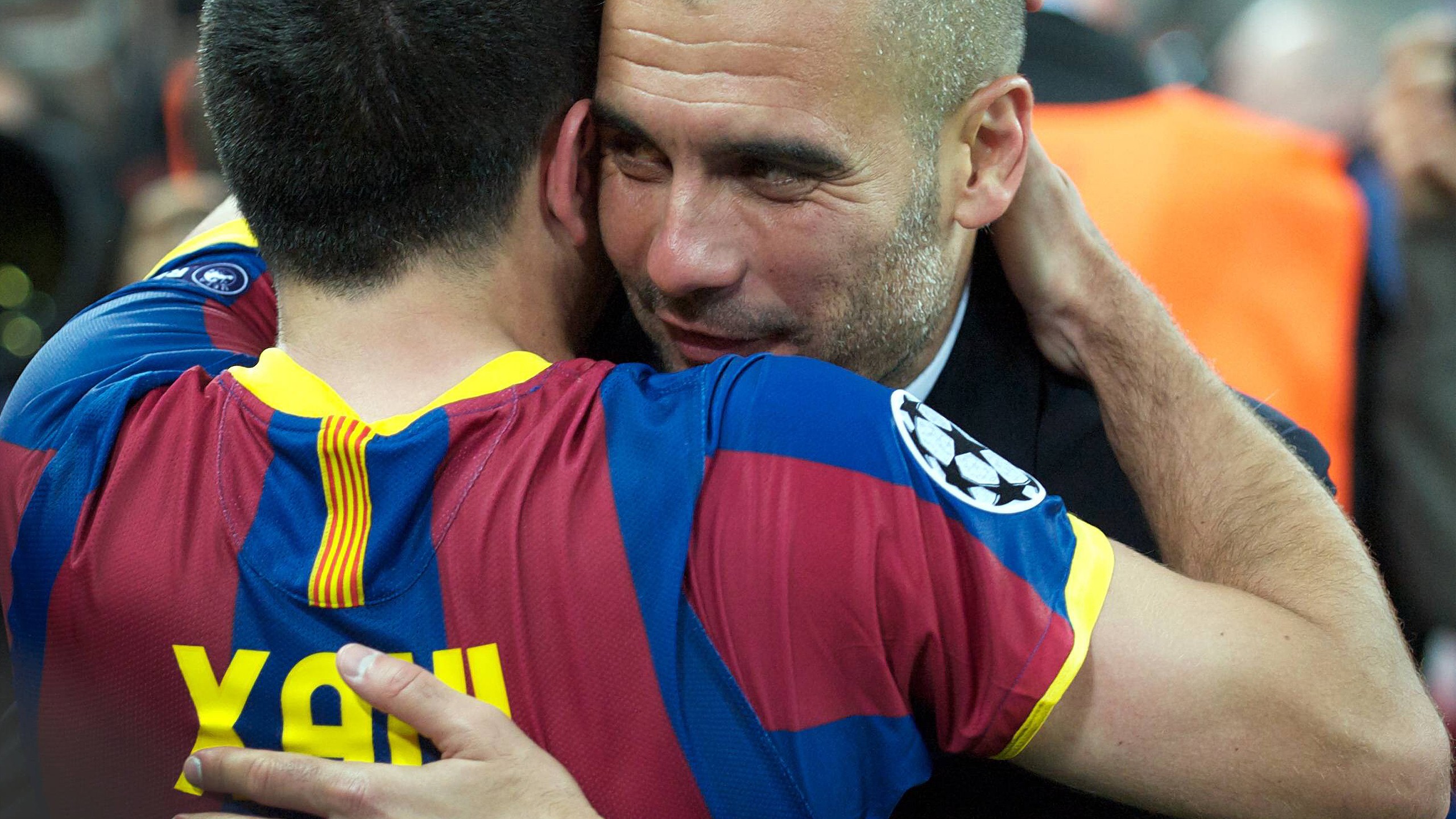 Pep Guardiola herzt Xavi Hernandez, seinen Strategen aus Barcelona-Zeiten