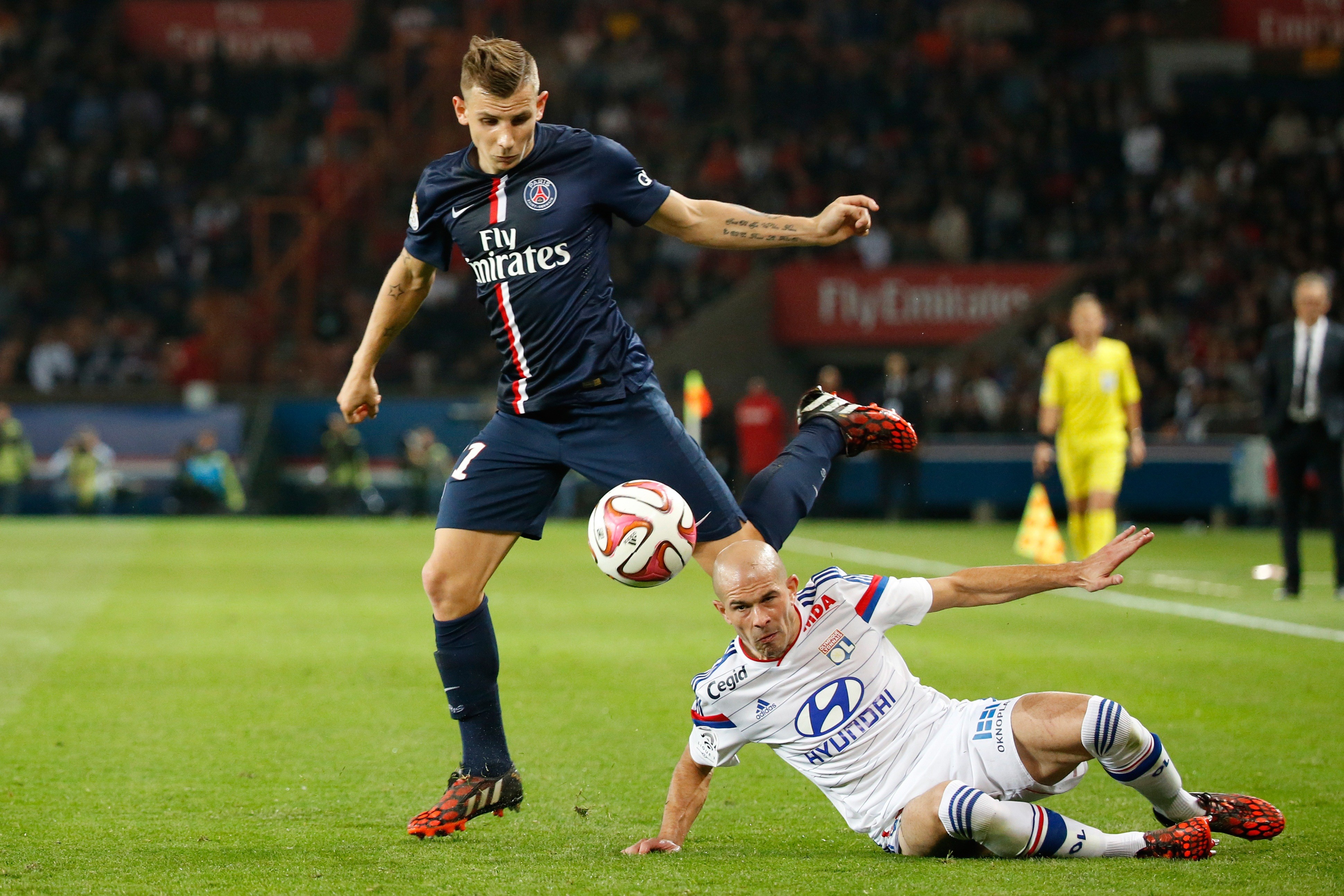 Lucas Digne à la lutte avec Christophe Jallet lors de PSG - OL