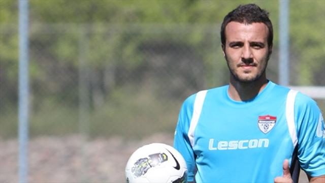Kalp hastalığı nedeniyle 26 yaşında futbola veda etti