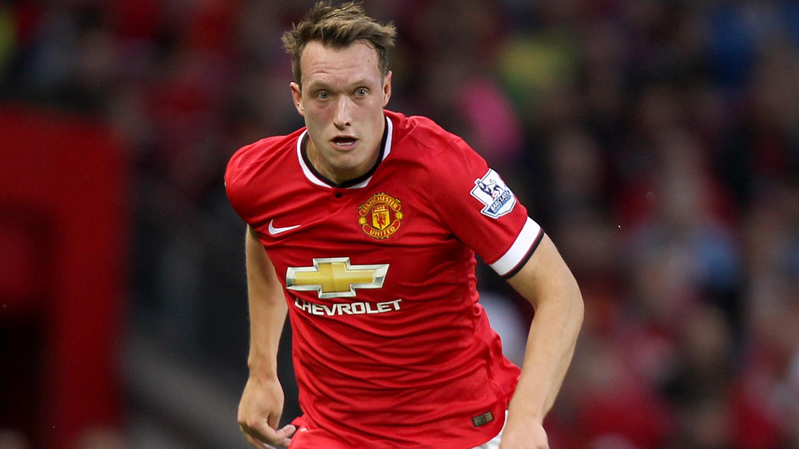 Phil Jones signs new Manchester United contract Eurosport