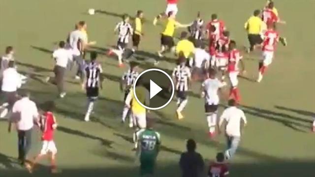 Un jugador salva al árbitro de ser agredido por el equipo rival