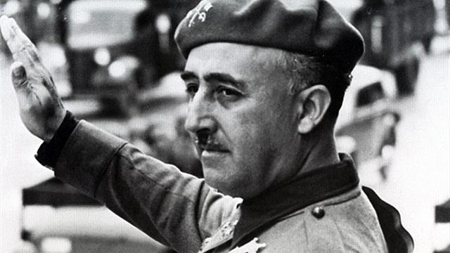 La Fundación Franco ataca a la directiva del Barça por querer quitarle las distinciones al dictador