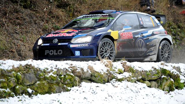 Loeb casse une suspension, Ogier confortable leader